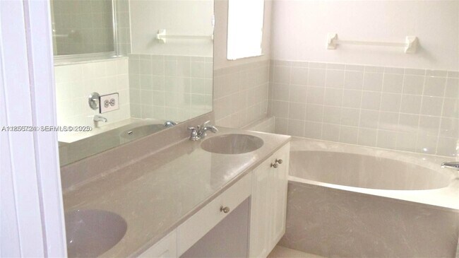 Building Photo - 575 SE 29th Dr