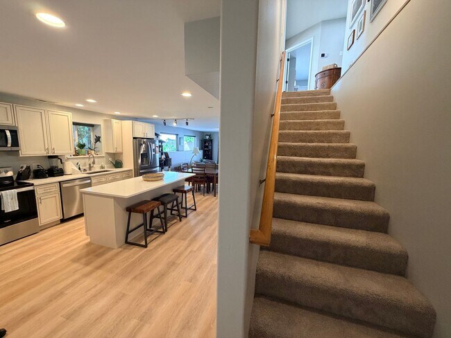 Building Photo - Executive 5 bed/4 bath home, POOL with pool service, decks with VIEWS, two kitchen/living room ar...