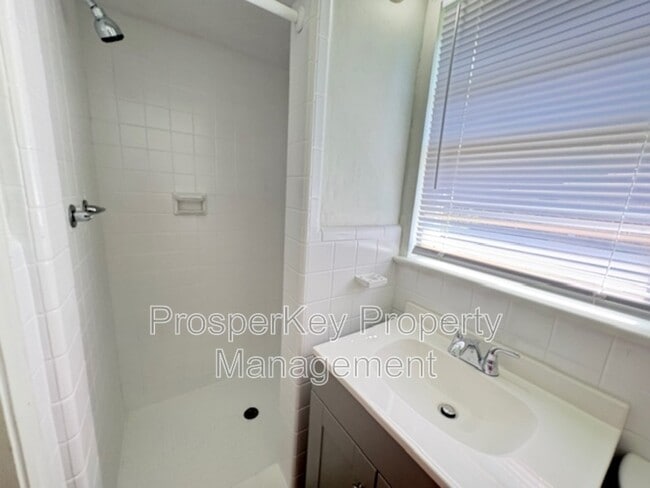 Building Photo - 703 Briarcliff Rd