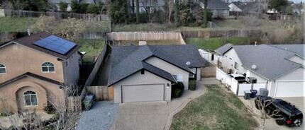 Building Photo - 850 Spaniel Dr