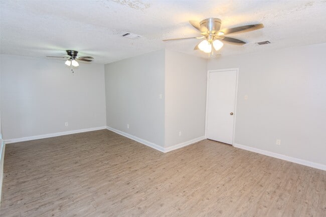Building Photo - 116 White Cedar St