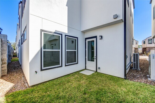 Building Photo - 2928 El Fenice Ln