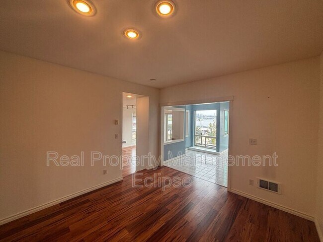 Building Photo - 2125 Westlake Ave N