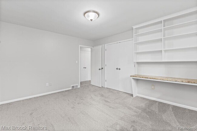 Building Photo - 3988 Lakeland Ln