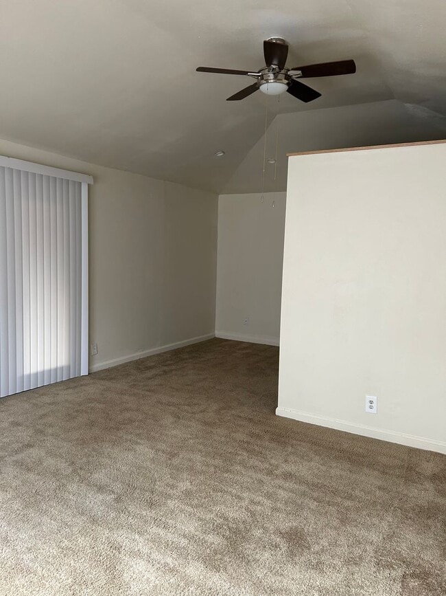 Building Photo - 3 Bedroom 2 Full Bath Home