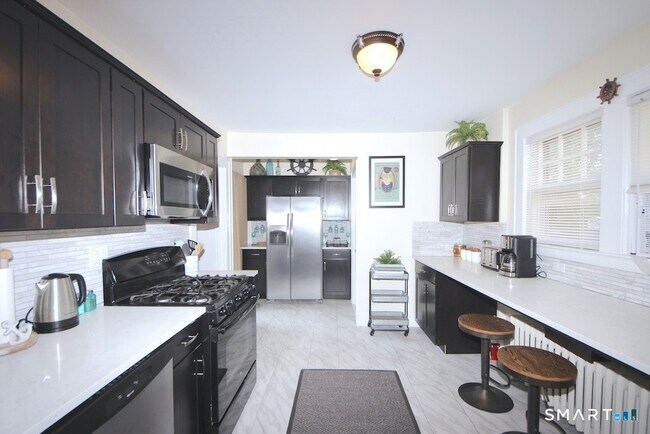 Building Photo - 1093 Shippan Ave
