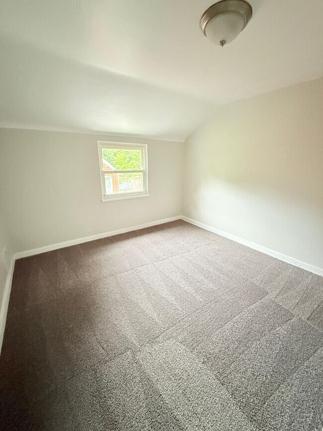 Building Photo - Freshly Painted 3BD/1.5BA Single Family Ho...