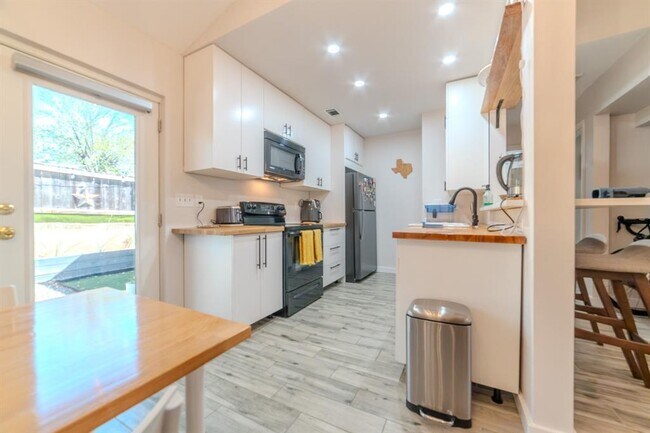 Building Photo - 1015 E Yager Ln