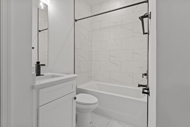 Building Photo - 548 Knapp St