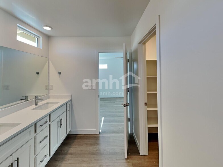 Building Photo - 9720 N Rancho Lozano