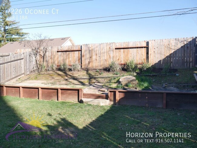 Building Photo - 2 Bed 1 Bath 827 Sq. Ft. Citrus Heights Du...