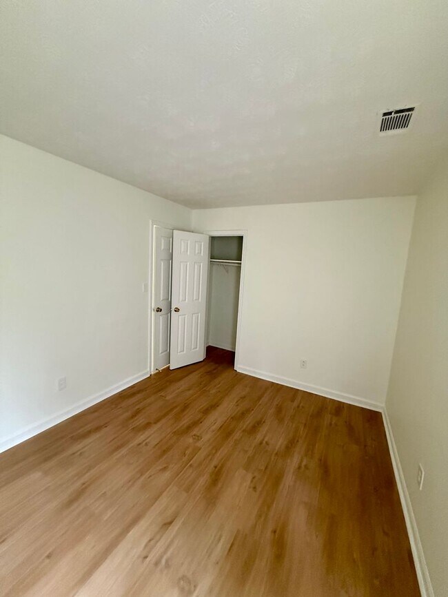 Building Photo - Newly remodeled ranch house in Jonesboro!