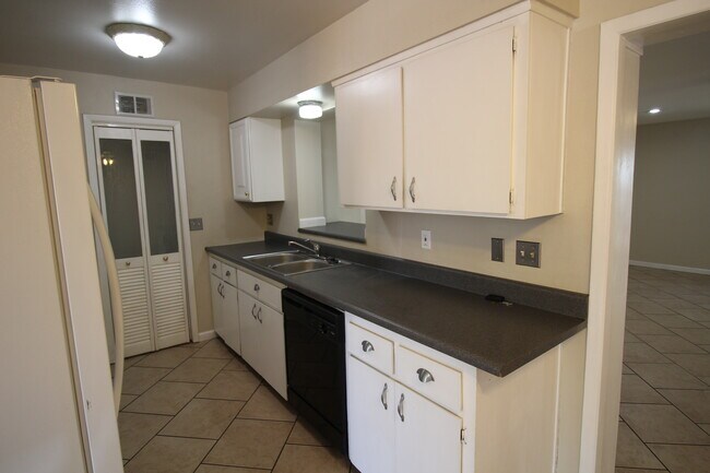 Building Photo - 1130 W 9th St