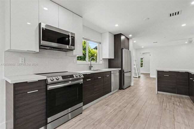 Building Photo - 2317 SW 34th Ave