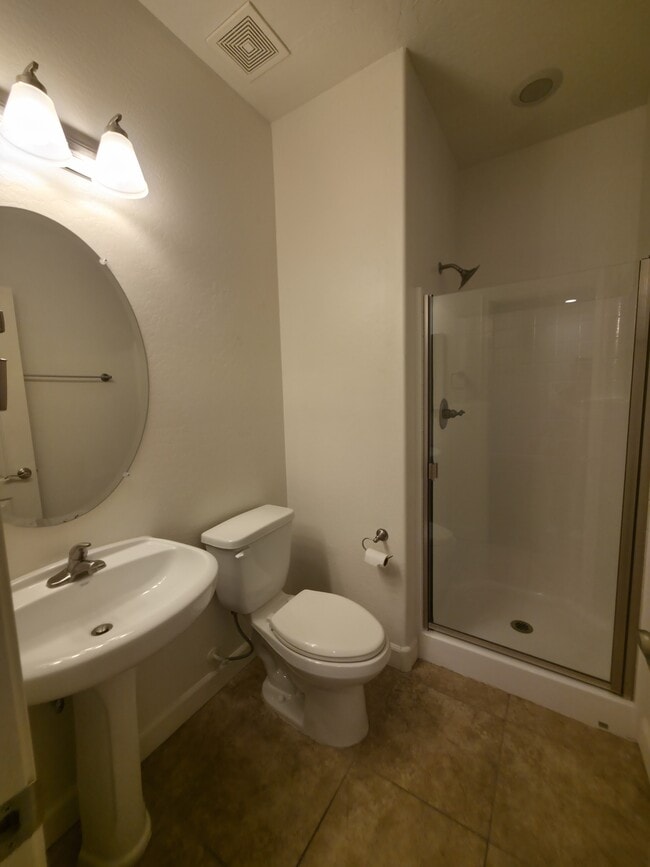 Building Photo - 2512 W Pikes Peak Dr
