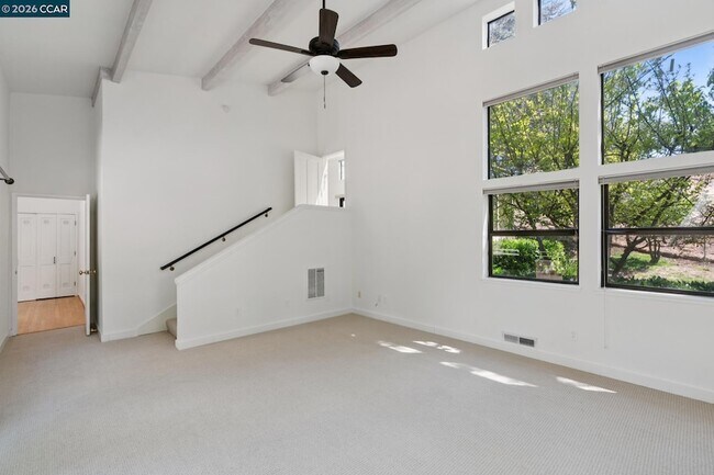 Building Photo - 660 La Casa Via