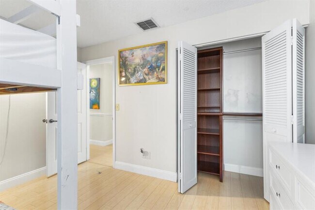 Building Photo - 9210 Oak Grove Cir