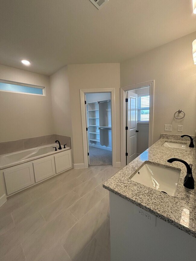 Building Photo - Beautiful Modern Home in Pea Ridge!