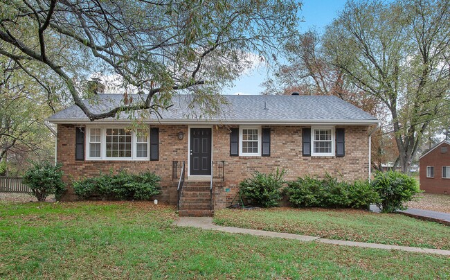 Building Photo - Fully Updated Henrico Ranch with Sunroom, ...