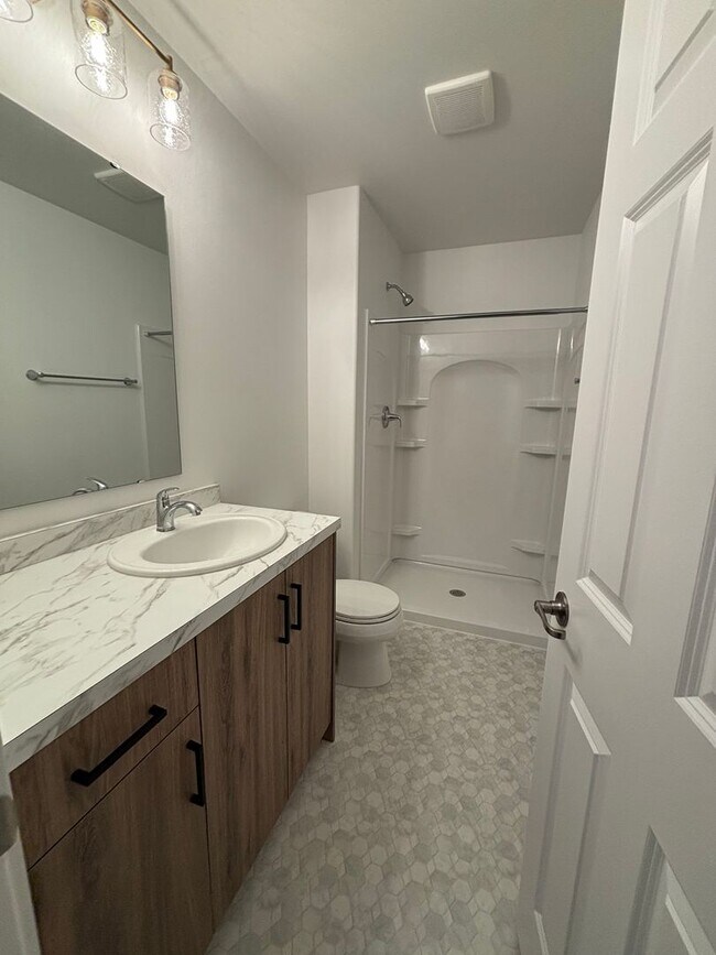 Building Photo - 3 Bed 3 Bath Townhome