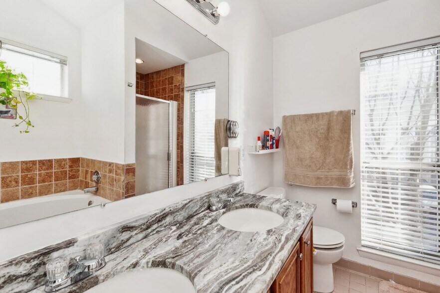 Building Photo - 8308 Southern Oaks Ct