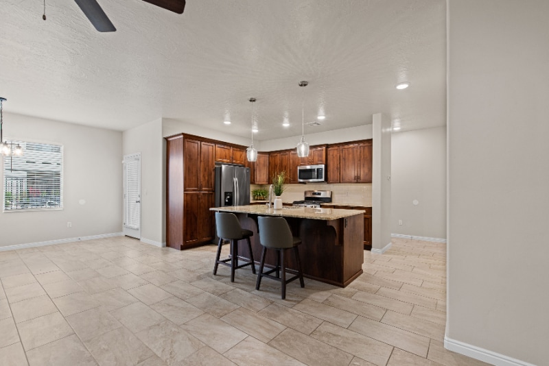 Building Photo - 140 W Center St