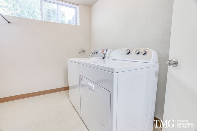 Building Photo - Spacious 4BR Townhome with AC, W/D, Garage...