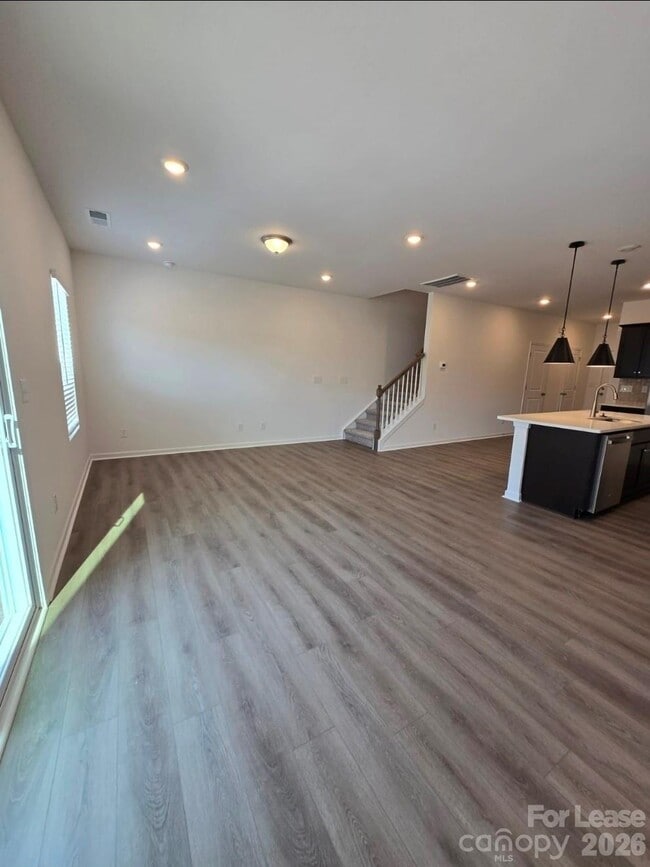 Building Photo - 5240 Kinsbridge Dr