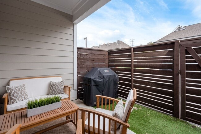 Building Photo - Gorgeous, luxury townhome in convenient West Nashville