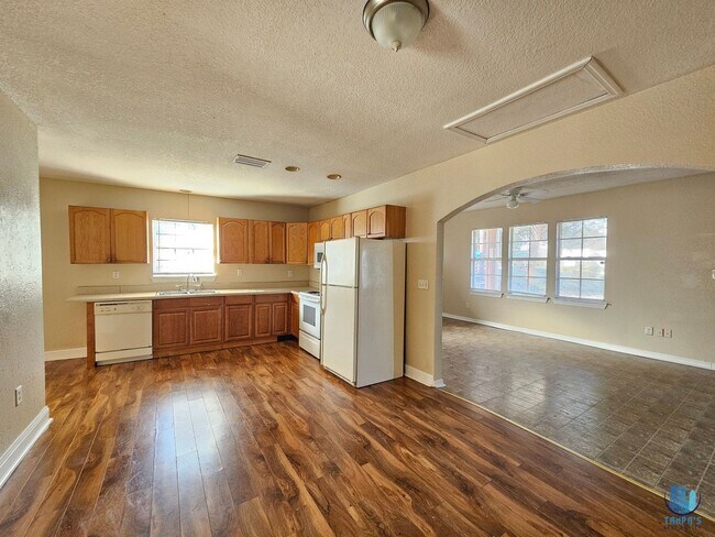 Building Photo - Beautiful 3 Bed | 2 Bath HOME on a DOUBLE LOT located in central Lakeland for rent and available ...