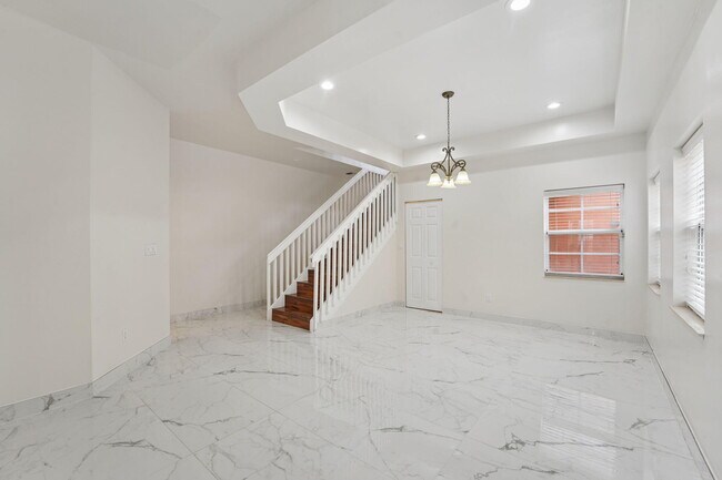 Building Photo - 819 SW 7th Ave