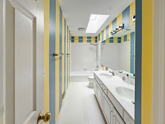 Building Photo - 18421 W Springwood Dr