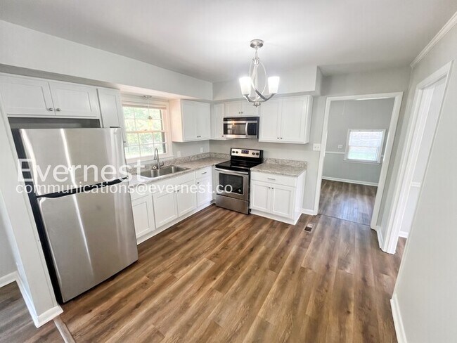Building Photo - 4 Bed, 2.5 Bath Home with Fenced Yard / Pet-Friendly / Coming Soon!