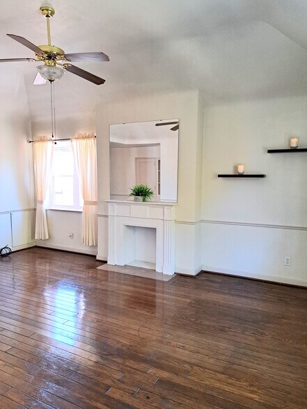 Living room - 1331 W 6th Ave