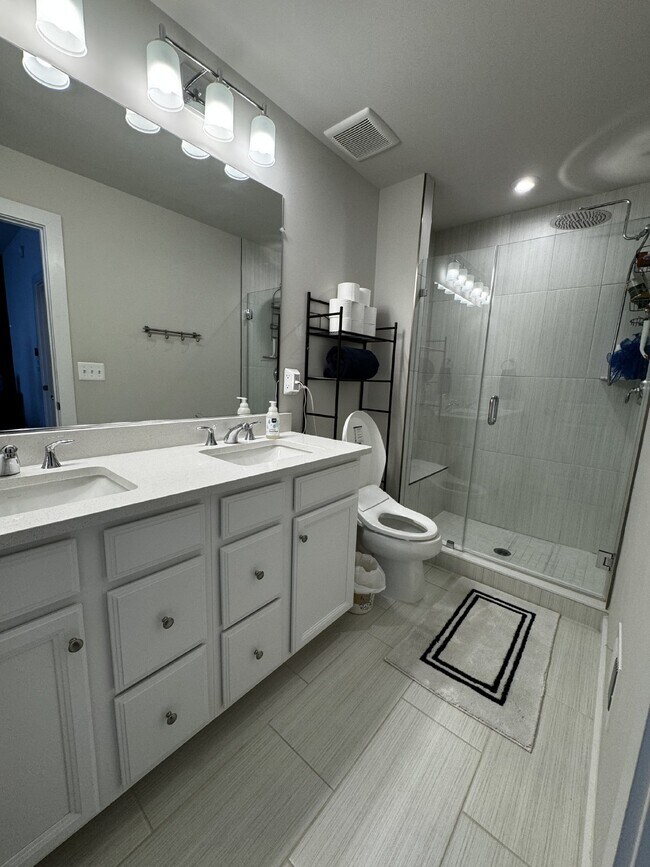 Building Photo - Luxurious 4-Bedroom Townhouse with 3.5 Bat...