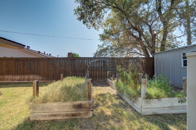 Building Photo - Spacious 3 bed 2 bath with Large Bonus Room!!
