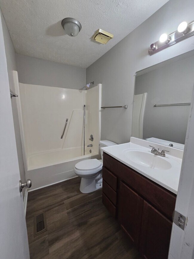 Building Photo - NEW LISTING!!!!!