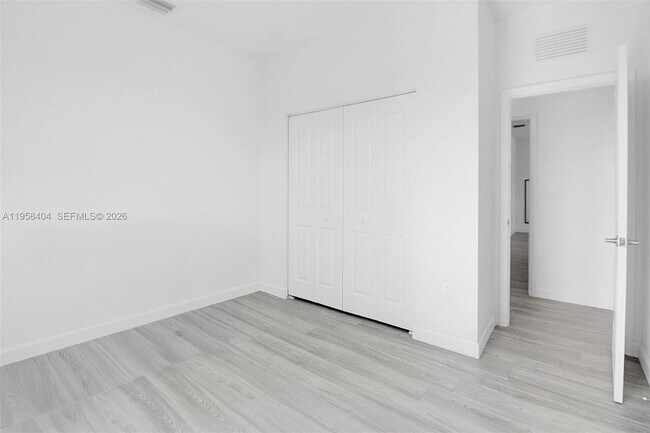 Building Photo - 879 SE 26th Ter