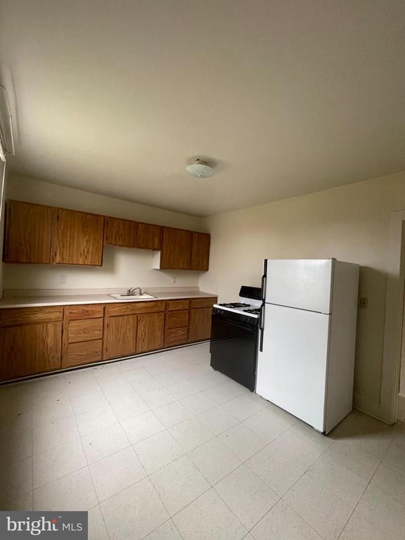 Building Photo - 452 W 1st St