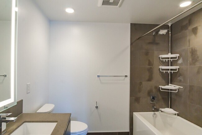 Building Photo - 2Bd/2Ba Seattle Condo
