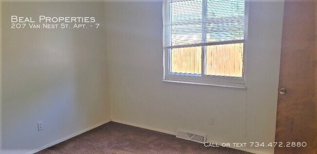 Building Photo - 207 Van Nest St