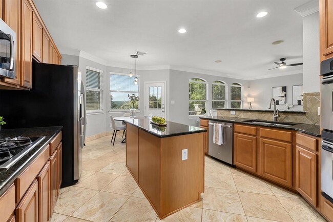 Building Photo - 6611 Yaupon Dr