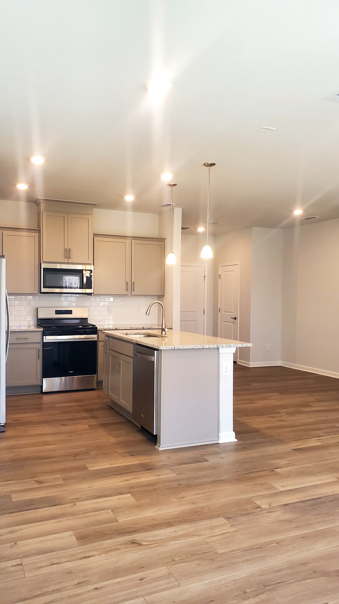 Building Photo - 906 Plum Creek Pl