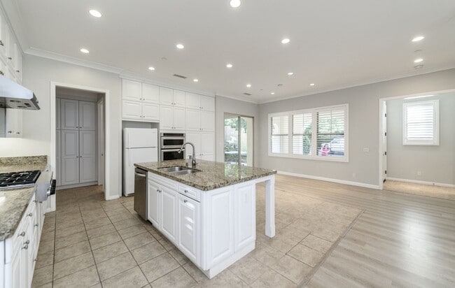 Building Photo - FOR RENT 4BD/3.5 BA/2Garage/Single Family ...