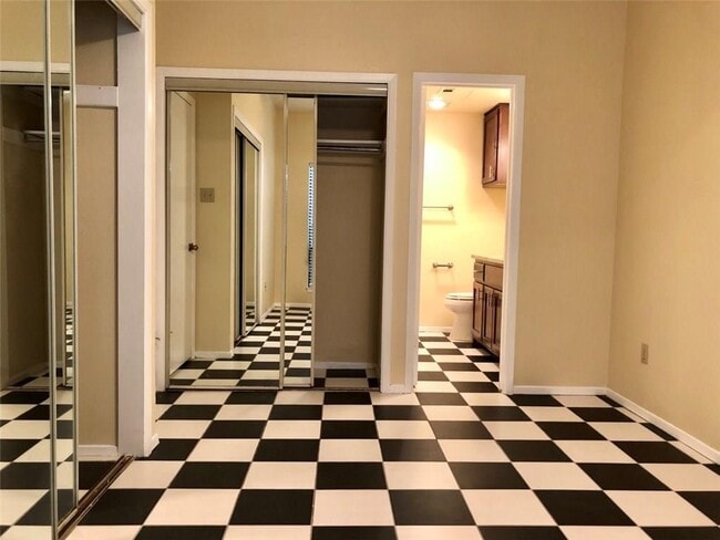 Building Photo - 806 W 24th St