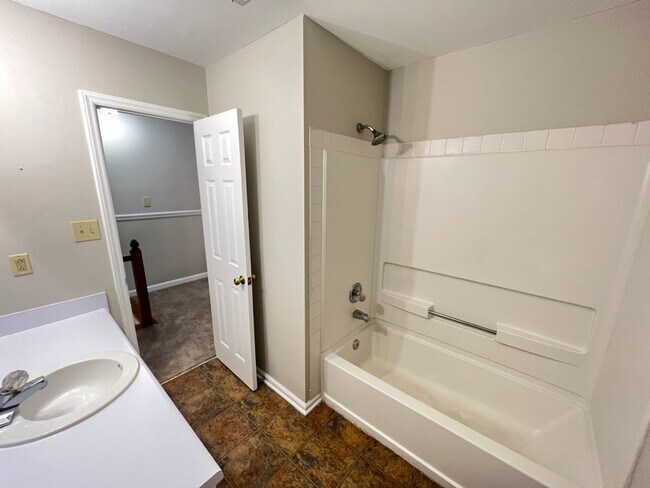 Building Photo - Adorable 2 Bed Townhome Convenient to Duke...