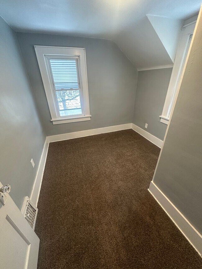 Building Photo - 4 Bed / 2 Bath Fully Updated Home on Corner Lot!