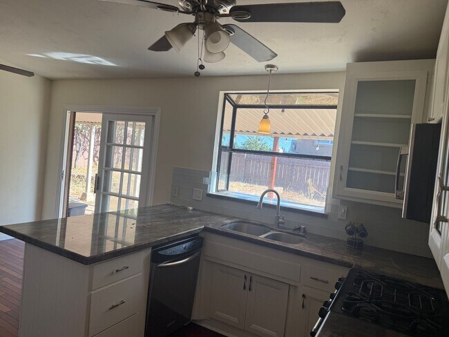 Building Photo - 565 Pepper Dr