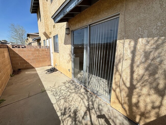 Building Photo - East Palmdale Townhouse