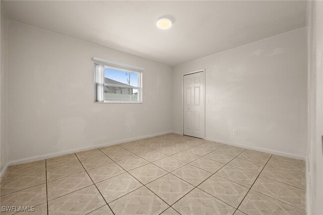 Building Photo - 415 SE 12th Ct